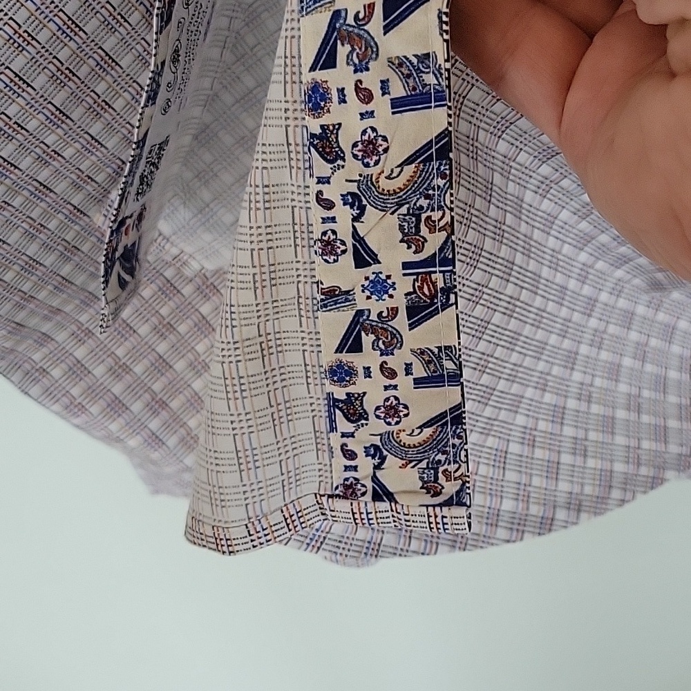 ROBERT GRAHAM 100% cotton button down shirt. Like new condition. Size XL - Picture 8 of 10